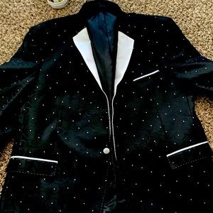 Eye catching tuxedo size 45r max by “Statement”